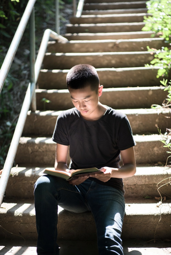 Grok Prompts für realistische Porträts Jugendlicher