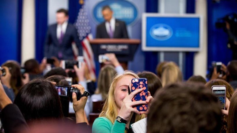 right way to use celebrity selfies