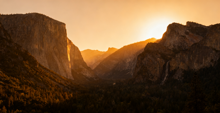 وادي جبلي عند شروق الشمس