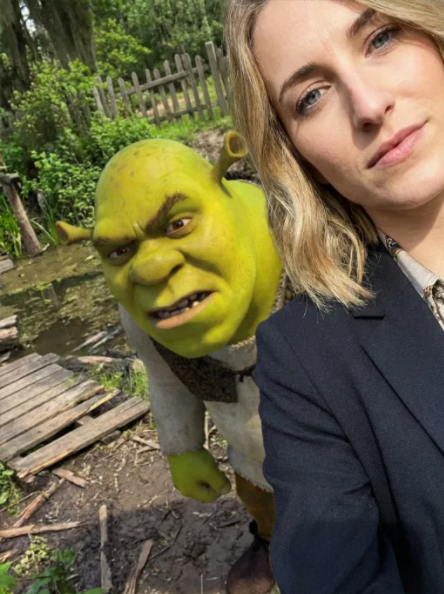 Hollywood selfie trend AI