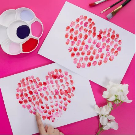
Fingerabdruck-Herzen als DIY Kunstwerk