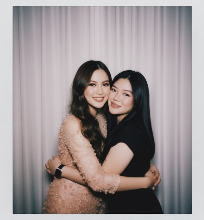 AI Polaroid Hugging Trend