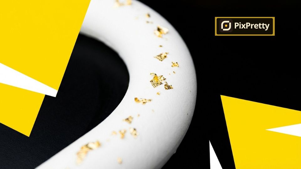 Proses AI Enhance PixPretty mempertajam detail hiasan fondant pada kue tart