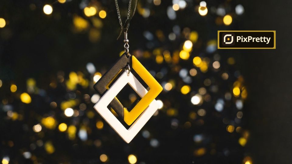 Fitur PixPretty mengganti background foto cincin emas menjadi putih bersih