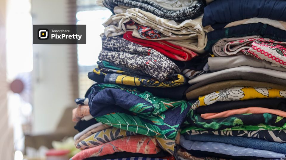 Tumpukan baju bekas untuk dijual online (thrift)