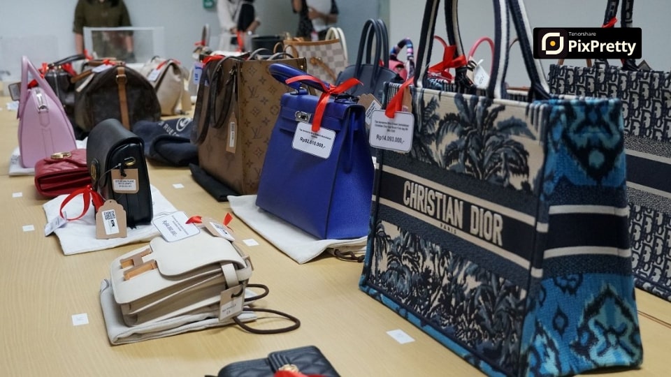 Foto produk hasil lelang diedit dengan PixPretty AI