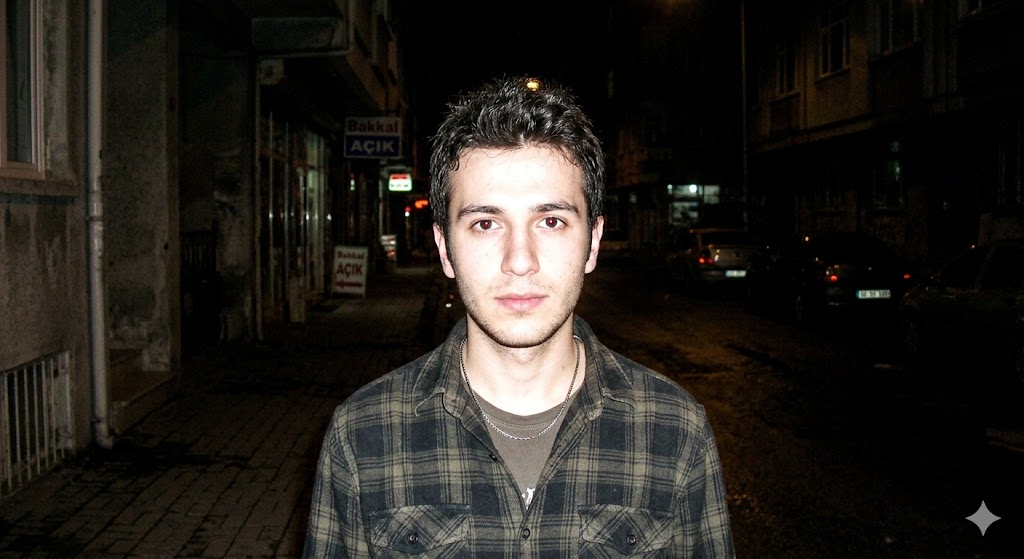 Gece sokakta flaşlı erkek portresi